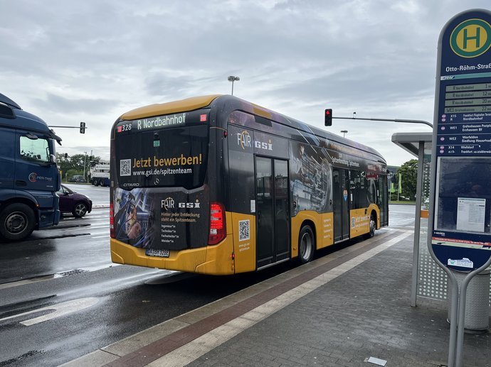Bus mit GSI/FAIR-Motiv in Ganzgestaltung Bus mit GSI/FAIR-Motiv in Ganzgestaltung