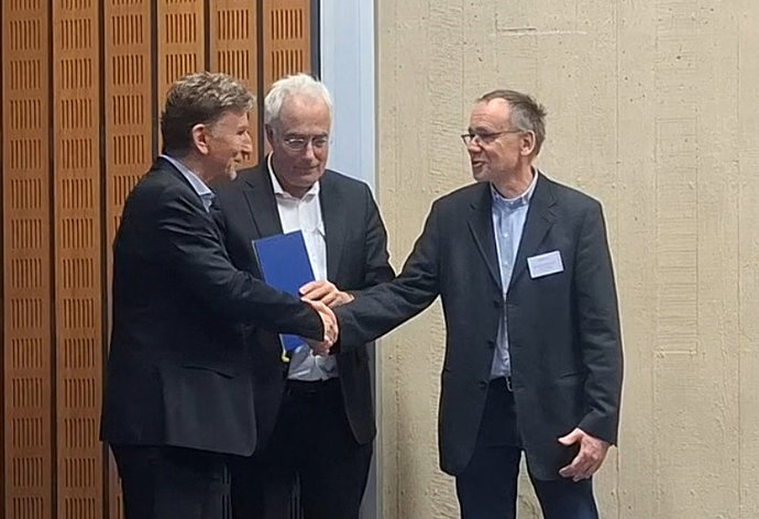 Preisverleihung für Dr. Peter Spiller (links) durch Professor Kurt Aulenbacher (Mitte) und Professor Roger Erb. Preisverleihung für Dr. Peter Spiller (links) durch Professor Kurt Aulenbacher (Mitte) und Professor Roger Erb.