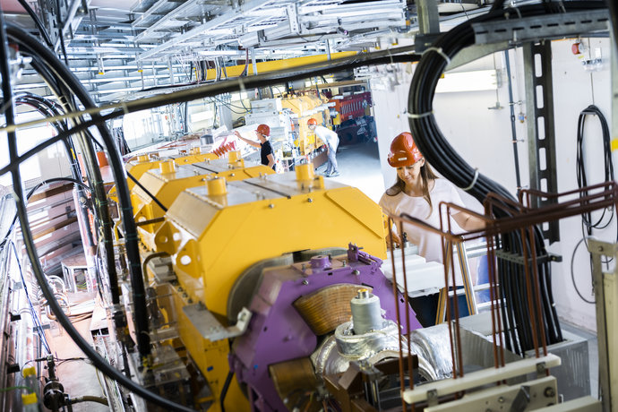 Schwerionensynchrotron SIS18 – Außenansicht. Schwerionensynchrotron SIS18 – Außenansicht.