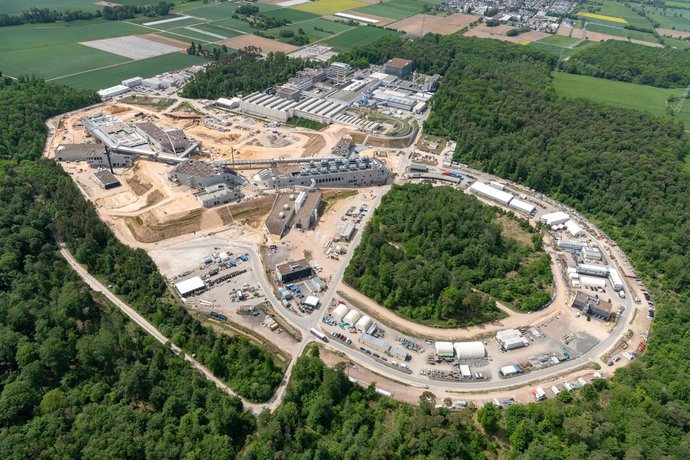 Eine Großbaustelle ist von Wald umgeben. Eine Großbaustelle ist von Wald umgeben.