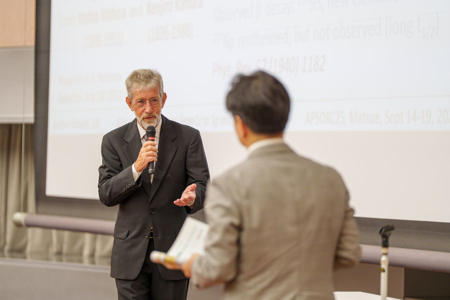 Dr. Matthias Schädel hielt den Kimura-Preisvortrag Dr. Matthias Schädel hielt den Kimura-Preisvortrag