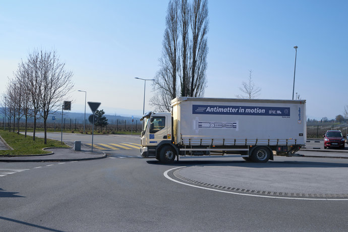 Ein weißer Lastwagen fährt um einen Kreisel. Ein weißer Lastwagen fährt um einen Kreisel.