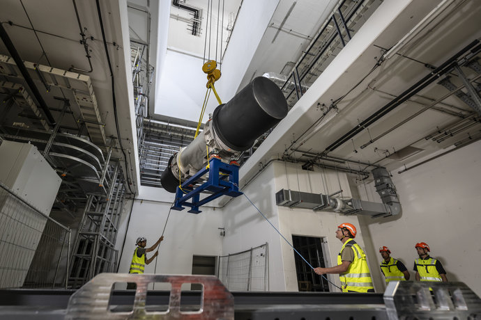 Mit dem Einbau der ersten supraleitenden Hightech-Magnete hat die Installation der FAIR-Beschleunigermaschine begonnen.