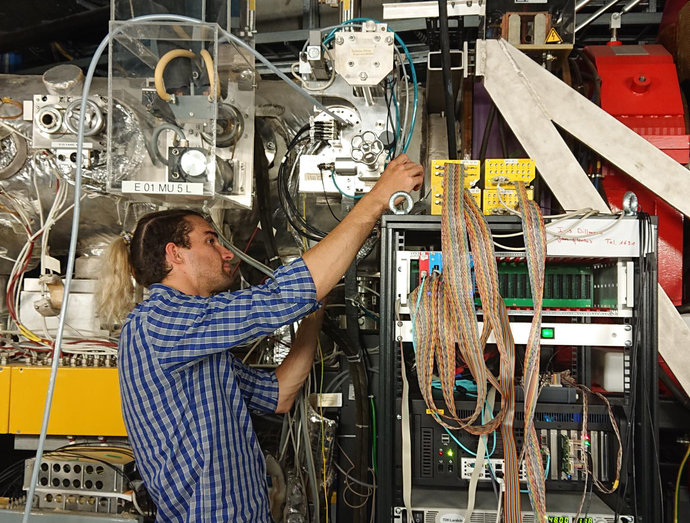 Erstautor der Publikation Guy Leckenby bei der Arbeit am Speicherring ESR bei GSI/FAIR