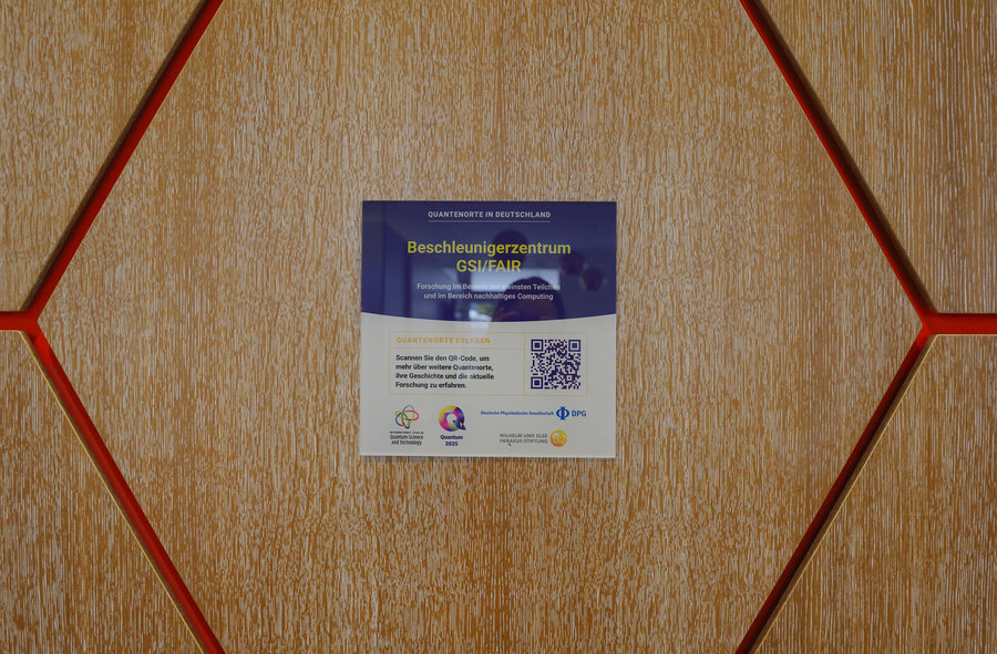 Die Quantenort-Plakatte an ihrem Standort im GSI/FAIR-Foyer Die Quantenort-Plakatte an ihrem Standort im GSI/FAIR-Foyer