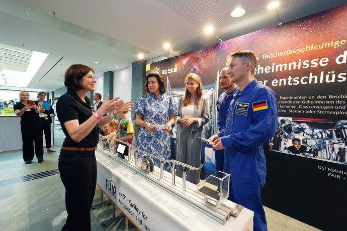 Bundesforschungsministerin Dorothee Bär war mit den ESA-Astronauten Alexander Gerst und Matthias Maurer und Polarforscherin Stefanie Arndt zu Besuch. Jutta Leroudier, GSI-/FAIR-Presse- und Öffentlichkeitsarbeit, erläuterte die Forschungsaktivitäten. Bundesforschungsministerin Dorothee Bär war mit den ESA-Astronauten Alexander Gerst und Matthias Maurer und Polarforscherin Stefanie Arndt zu Besuch. Jutta Leroudier, GSI-/FAIR-Presse- und Öffentlichkeitsarbeit, erläuterte die Forschungsaktivitäten.