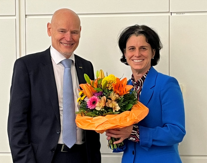 Thomas Nilsson hands over a flower bouquet to Andrea Fischer Thomas Nilsson hands over a flower bouquet to Andrea Fischer