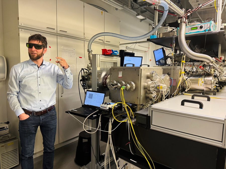 Jan Rothhardt (HI-Jena) explains nano-scale imaging with EUV microscopy. Forscher Jan Rothhardt steht vor einem Experimentaufbau