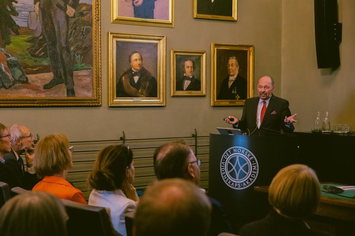 Professor Marco Durante bei seinem Vortrag in der Norwegischen Akademie der Wissenschaften in Oslo.