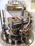 Im Bild ist eine Elektronenstrahlkanone mit Substrathalter und Quarzlampe zu sehen. 