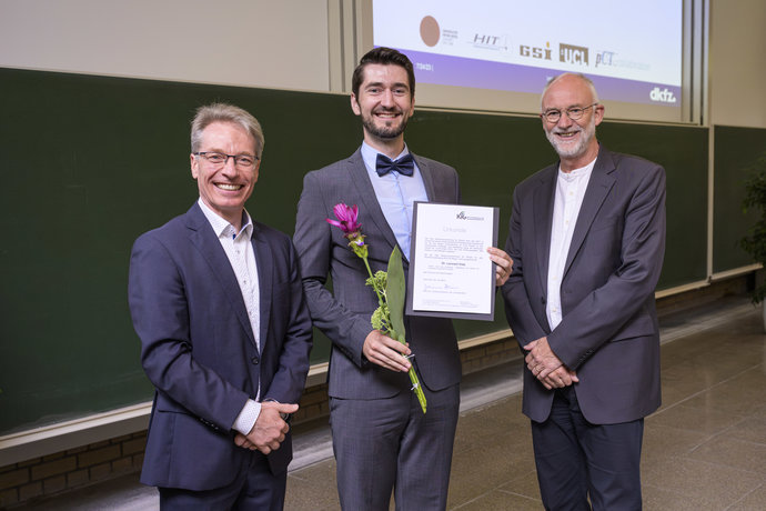 From left: Dr. Jürgen Spitzer, Chairman of the KIT Freundeskreis und Fördergesellschaft e.V.(KFG), award winner Dr. Lennart Volz, Professor Dr. Johannes Blümer, Deputy Chairman of the KIT Freundeskreis und Fördergesellschaft e.V. (KFG).