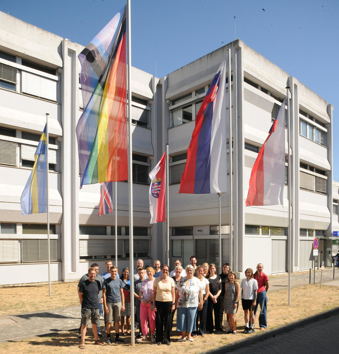 Die Regenbogenflagge auf dem GSI/FAIR-Campus. Die Regenbogenflagge auf dem GSI/FAIR-Campus.