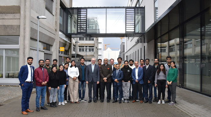 Gruppenfoto mit indischen Studierenden, Forschenden und Mitarbeitenden von FAIR.