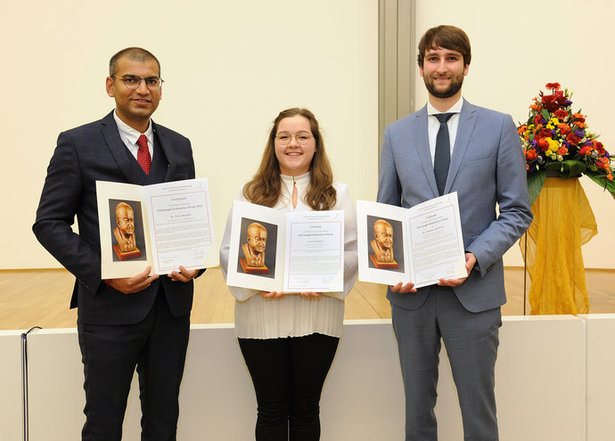 Dr. Vivek Maradia, ETH Zürich, Luisa Schweins, Universität Heidelberg, und Dr. Jonathan Berthold, Technischen Universität Dresden, (von links) erhalten den Schmelzerpreis 2023.