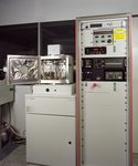 Das Bild zeigt eine Edwards Auto 500 Beschichtungsanlage mit DC und RF Magnetronsputtern