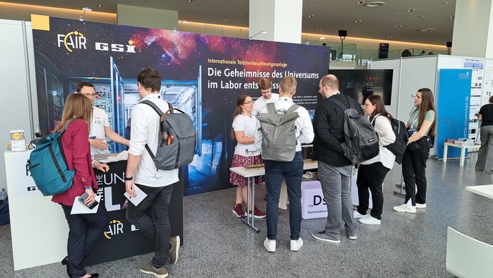Der GSI- und FAIR-Stand bei einer früheren Veranstaltung. Der GSI- und FAIR-Stand bei einer früheren Veranstaltung.