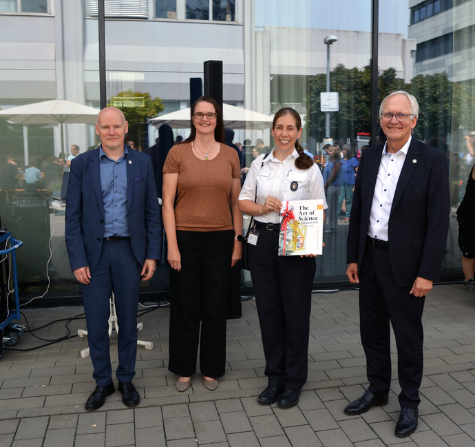 Die GSI/FAIR-Geschäftsführung dankt stellvertretend der Einsatzleiterin Johanna Herdt (3.v.l.) Die GSI/FAIR-Geschäftsführung dankt stellvertretend der Einsatzleiterin Johanna Herdt (3.v.l.)