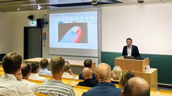 Prof. Dr. Markus Bender bei der Einweihung der neuen e-Line-Elektronenstrahl-Lithografie-Anlage. Prof. Dr. Markus Bender bei der Einweihung der neuen e-Line-Elektronenstrahl-Lithografie-Anlage.
