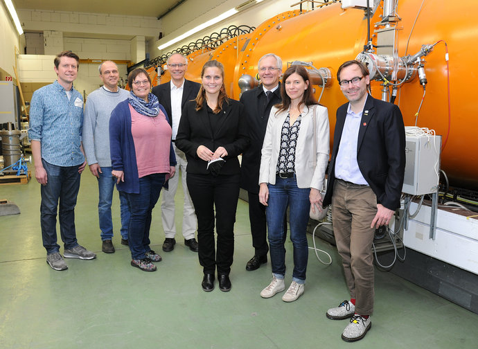 The guests visit the linear accelerator.