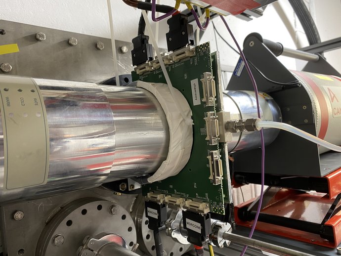 Experimentaufbau hinter dem TASCA-Separator: der erste Detektor hinter der Reaktionskammer, umgeben von zwei Germaniumdetektoren. Experimentaufbau hinter dem TASCA-Separator: der erste Detektor hinter der Reaktionskammer, umgeben von zwei Germaniumdetektoren.
