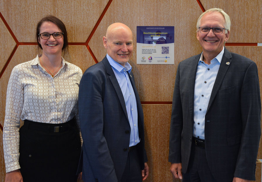 Die GSI/FAIR-Geschäftsführung vor der Quantenort-Plakette Die GSI/FAIR-Geschäftsführung vor der Quantenort-Plakette