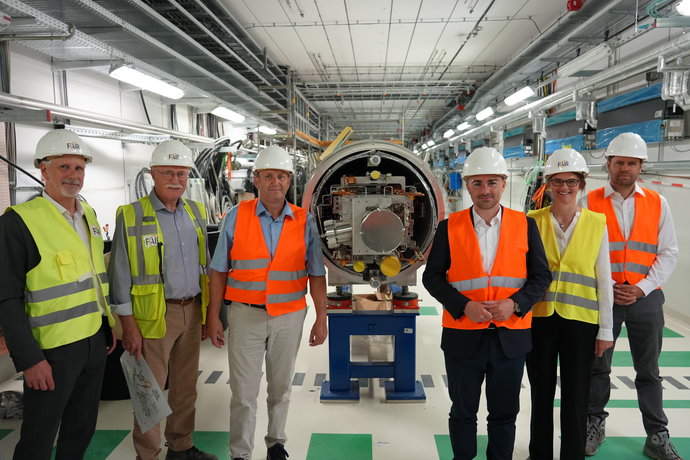 Besuch im Beschleuniger-Ringtunnel SIS100. Besuch im Beschleuniger-Ringtunnel SIS100.