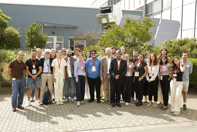 Die Teilnehmenden der Summer School 2026 von ESA und FAIR auf dem Gelände des ESA-Satellitenkontrollzentrums ESOC. Die Teilnehmenden der Summer School 2026 von ESA und FAIR auf dem Gelände des ESA-Satellitenkontrollzentrums ESOC.