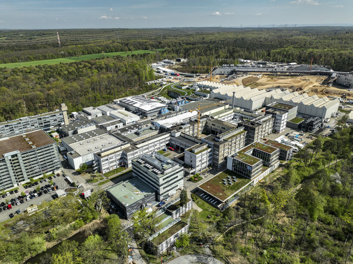Die GSI/FAIR-Gebäude sind von oben zu sehen, von grüner Vegetation umgeben. Die GSI/FAIR-Gebäude sind von oben zu sehen, von grüner Vegetation umgeben.
