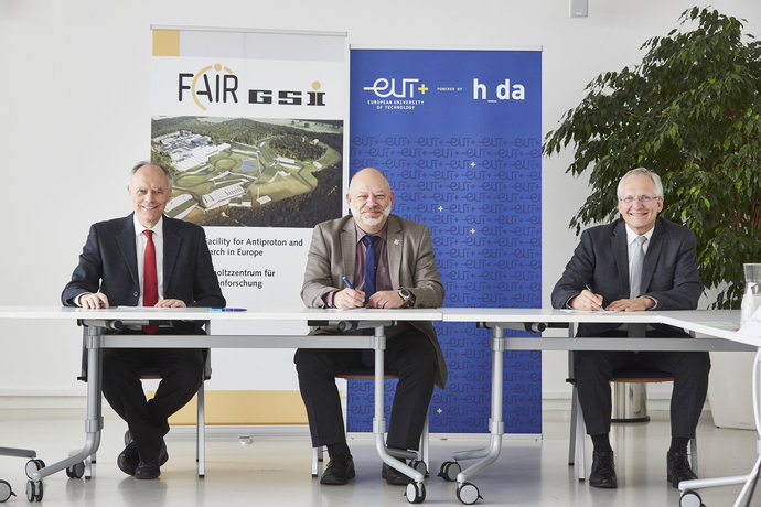 Vertragsunterzeichnung: v.l.n.r. Prof. Dr. Paolo Giubellino, Wissenschaftlicher Geschäftsführer von GSI und FAIR, h_da-Präsident Prof. Dr. Arnd Steinmetz, Jörg Blaurock, Technischer Geschäftsführer von GSI und FAIR.