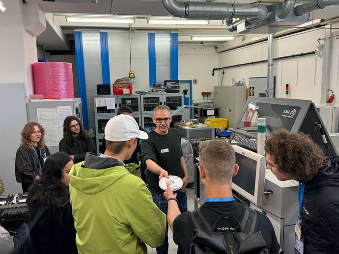 Rundgang – Viele Stationen auf dem GSI/FAIR-Campus öffneten ihre Türen für die BVSR-Studierenden, wie beispielsweise die Abteilung Experimentelektronik. Rundgang – Viele Stationen auf dem GSI/FAIR-Campus öffneten ihre Türen für die BVSR-Studierenden, wie beispielsweise die Abteilung Experimentelektronik.