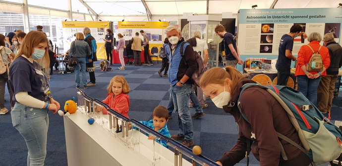 Teilchen beschleunigen am FAIR-Stand