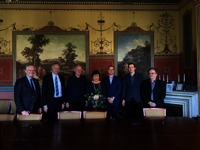 Gruppenfoto mit den Teilnehmenden der Unterzeichnungszeremonie.