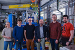 The GCR team of GSI/FAIR Biophysics. Eine Frau und fünf Männer stehen nebeneinander vor einem Experimentaufbau.