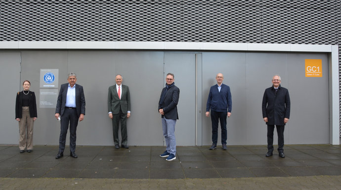 Group photo in front of the Green IT Cube