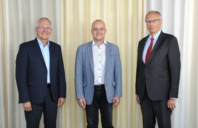 Gruppenfoto, v. l.: Jörg Blaurock, Technischer Geschäftsführer von GSI und FAIR, Bundestagsabgeordneter Marcus Bühl, Professor Paolo Giubellino, Wissenschaftlicher Geschäftsführer von GSI und FAIR.