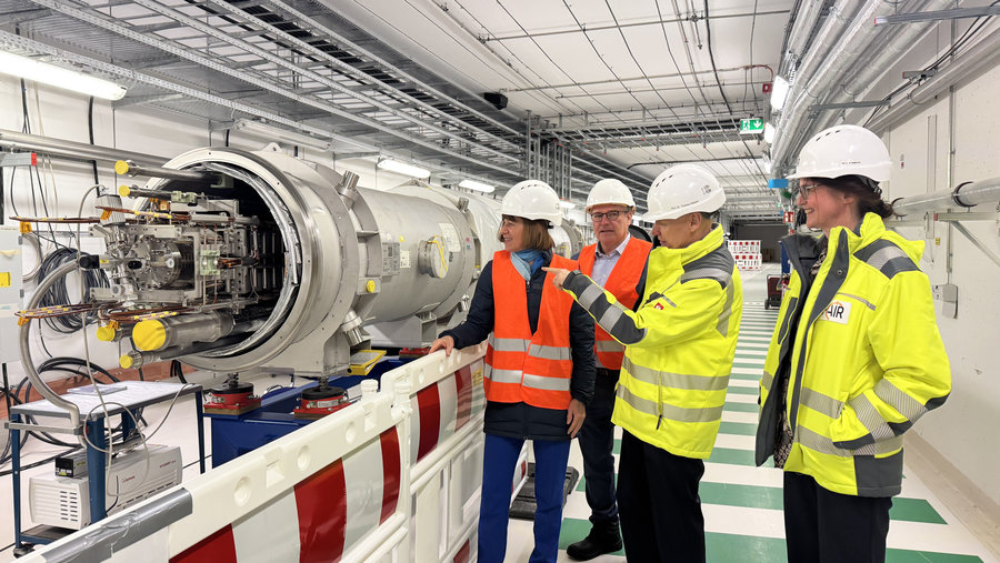 Am SIS100-Beschleuniger.