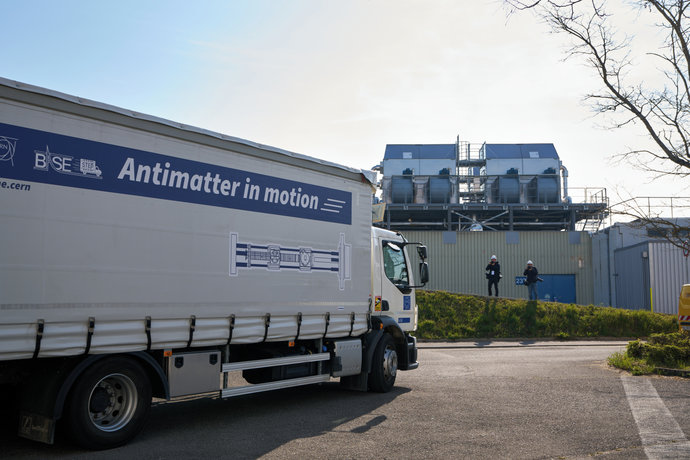 Antimaterie on the road - zum ersten Mal wurde Antimaterie in einem LKW transportiert Antimaterie on the road - zum ersten Mal wurde Antimaterie in einem LKW transportiert