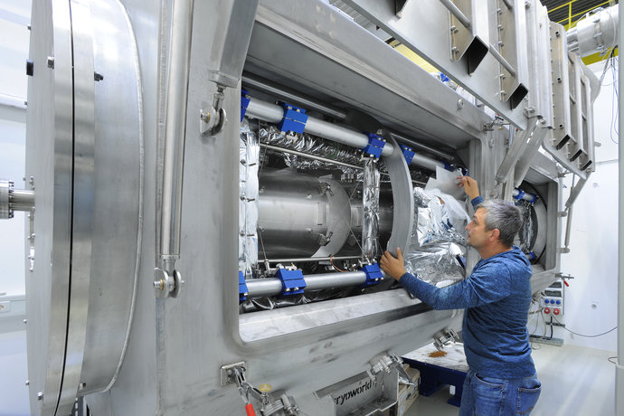 Das erste Kryomodul CM1 von HELIAC: Durch die rechteckigen Türen sind die supraleitenden Solenoide und Kavitäten sichtbar. Das erste Kryomodul CM1 von HELIAC: Durch die rechteckigen Türen sind die supraleitenden Solenoide und Kavitäten sichtbar.
