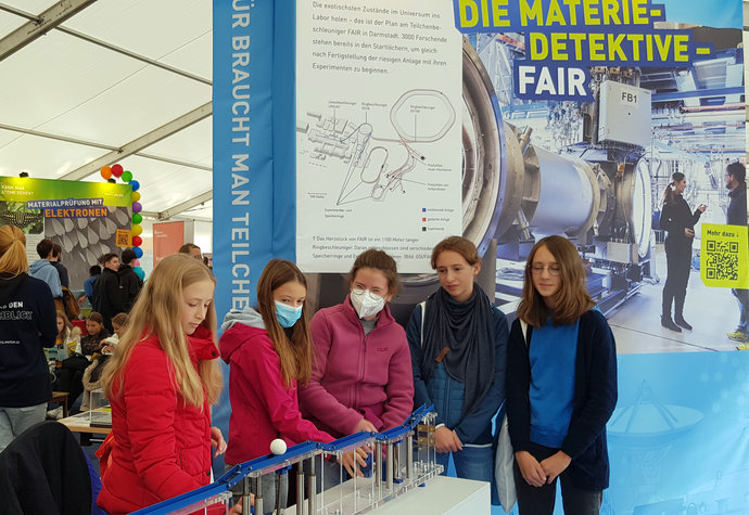 Am Stand von GSI/FAIR im Zelt auf dem Neupfarrplatz in Regensburg.