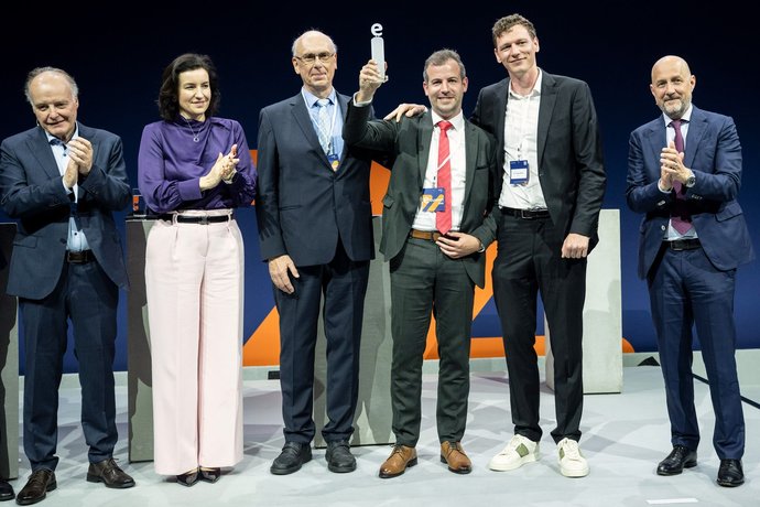Preisübergabe des Electrifying Ideas Award beim eSummit 2026 Preisübergabe des Electrifying Ideas Award beim eSummit 2026