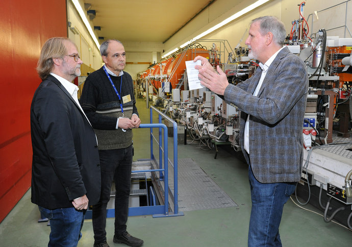 Dr. Holger Becker visits the linear accelerator UNILAC.