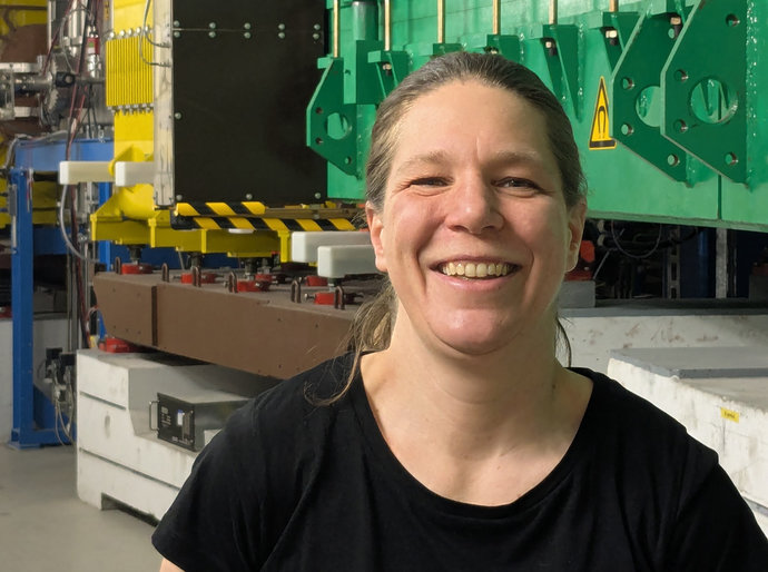 Eine Frau steht vor einem großen, grünen Magneten. Eine Frau steht vor einem großen, grünen Magneten.