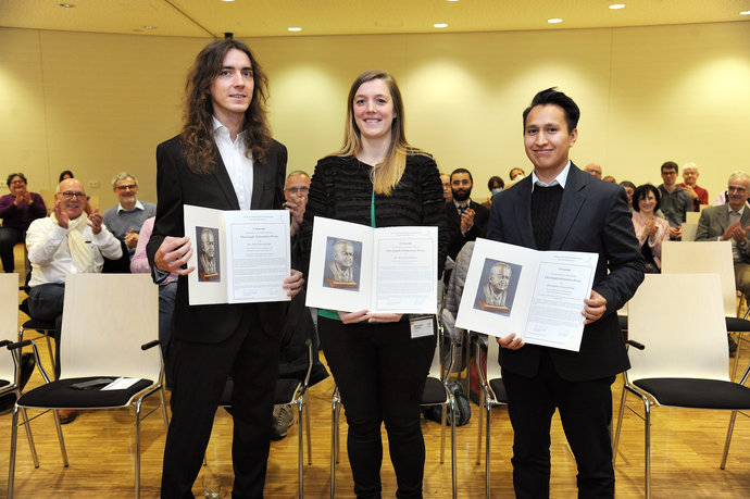  Dr. Timo Steinsberger, Dr. Veronika Flatten und Christopher Cortes Garcia erhalten den Schmelzerpreis 2022.